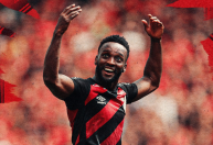 Athletico-PR vence Chapecoense e e encosta no G4 do Campeonato Brasileiro