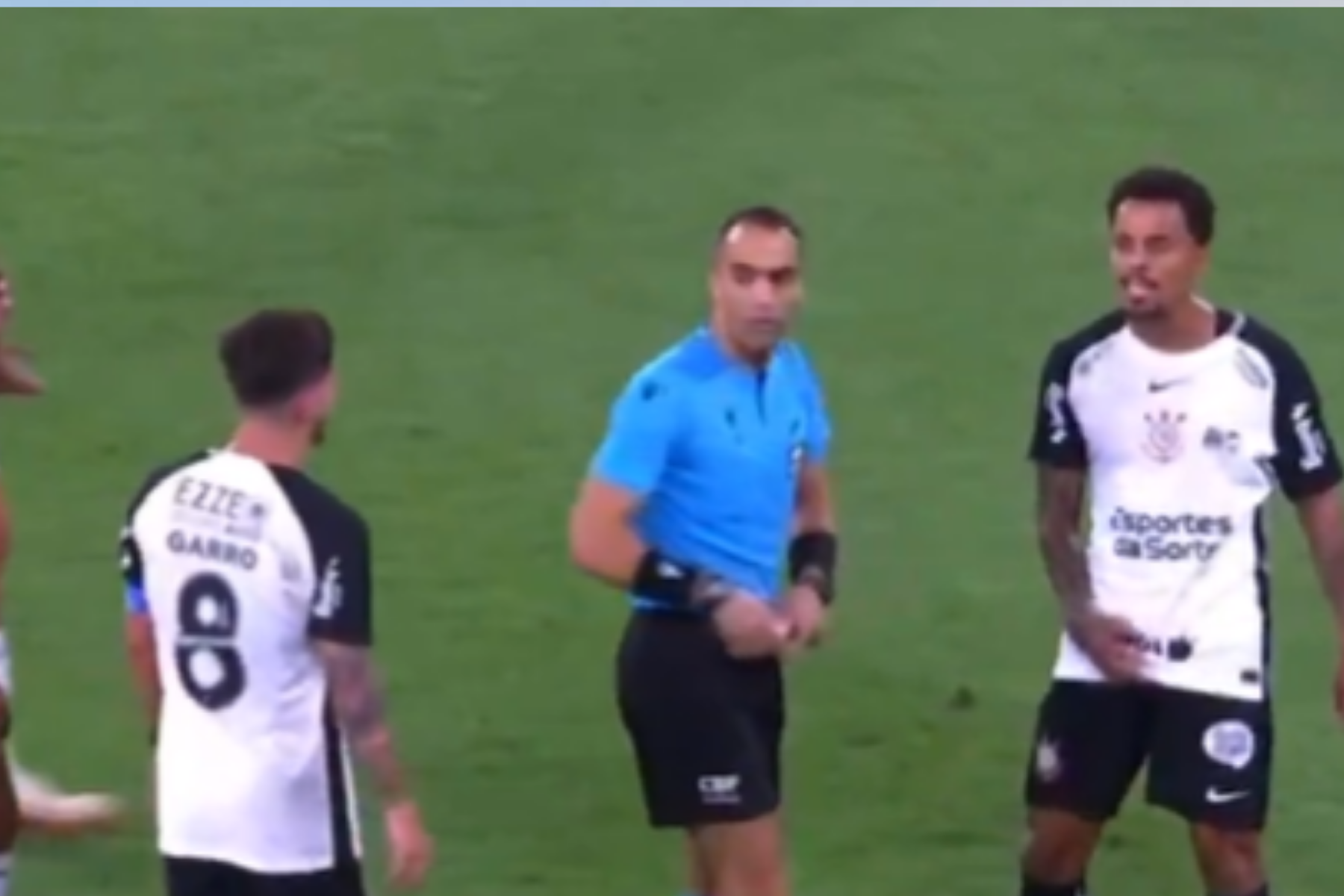 Jogador do Corinthians é expulso contra o Fluminense por gesto obsceno