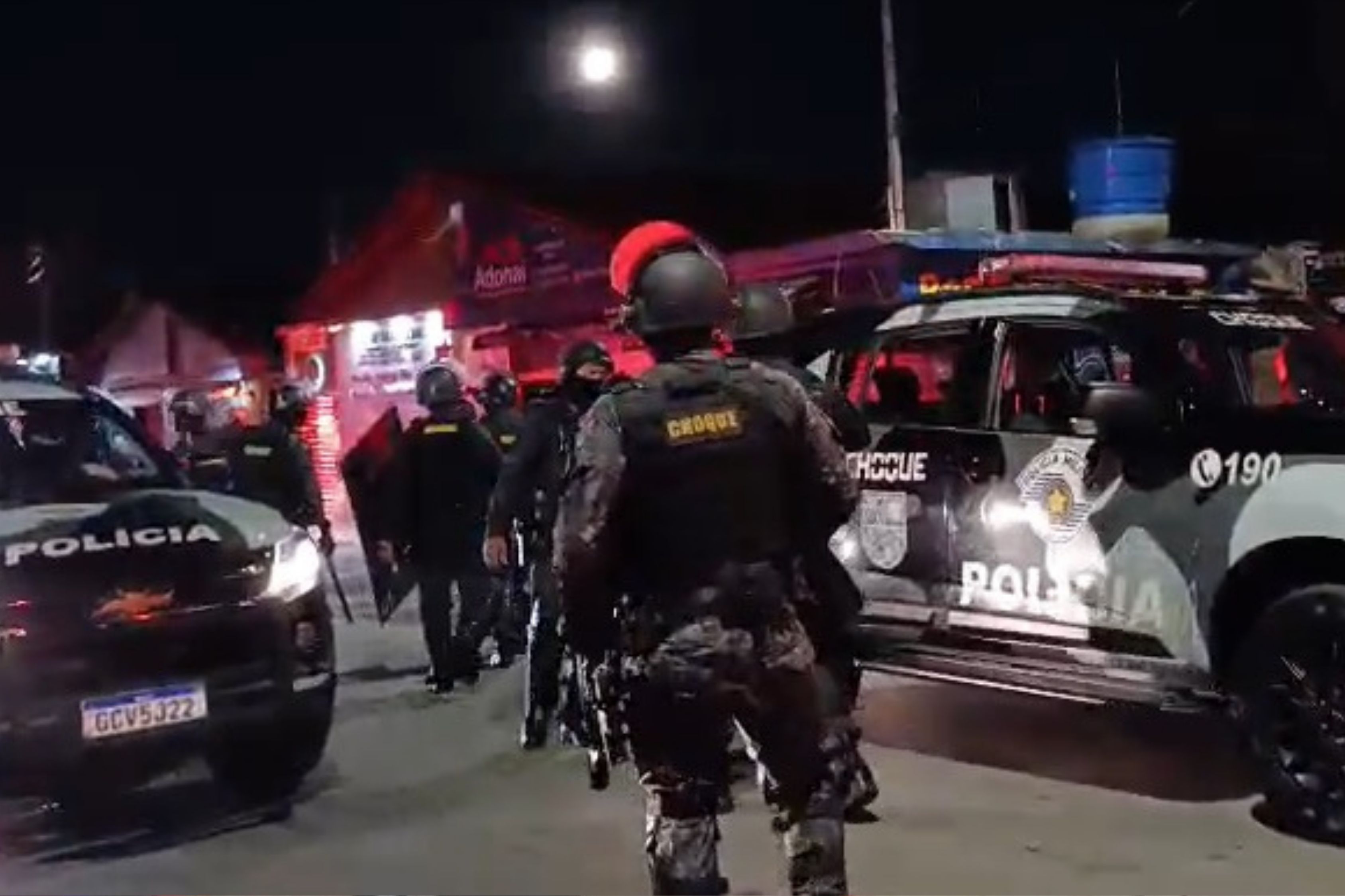 Moradores e PM entram em confronto após mulher morrer em ação policial em SP