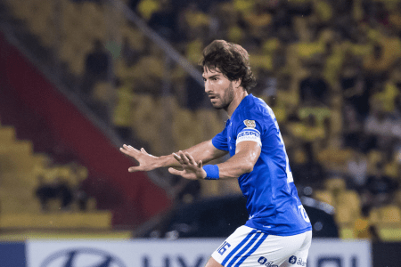 Lucas Silva em ação pelo Cruzeiro na estreia da Libertadores 2026