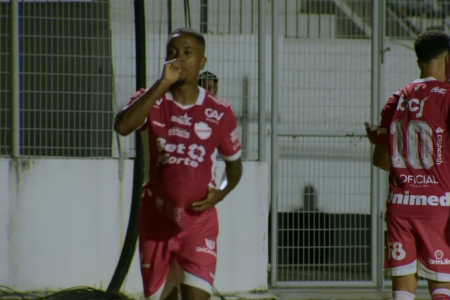 Ryan Lima celebra o único gol do jogo
