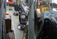 Vídeo: carro invade barbearia e atinge criança de quatro anos em MG