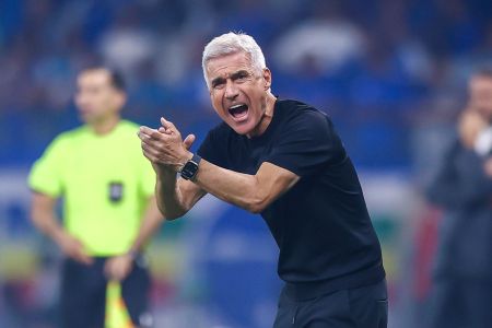 Luís Castro à beira do campo do Mineirão durante a derrota do Grêmio para o Cruzeiro