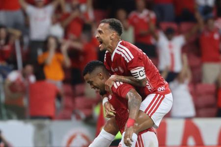 Alerrandro comemora gol do Inter com Alan Patrick • Ricardo Duarte / Internacional