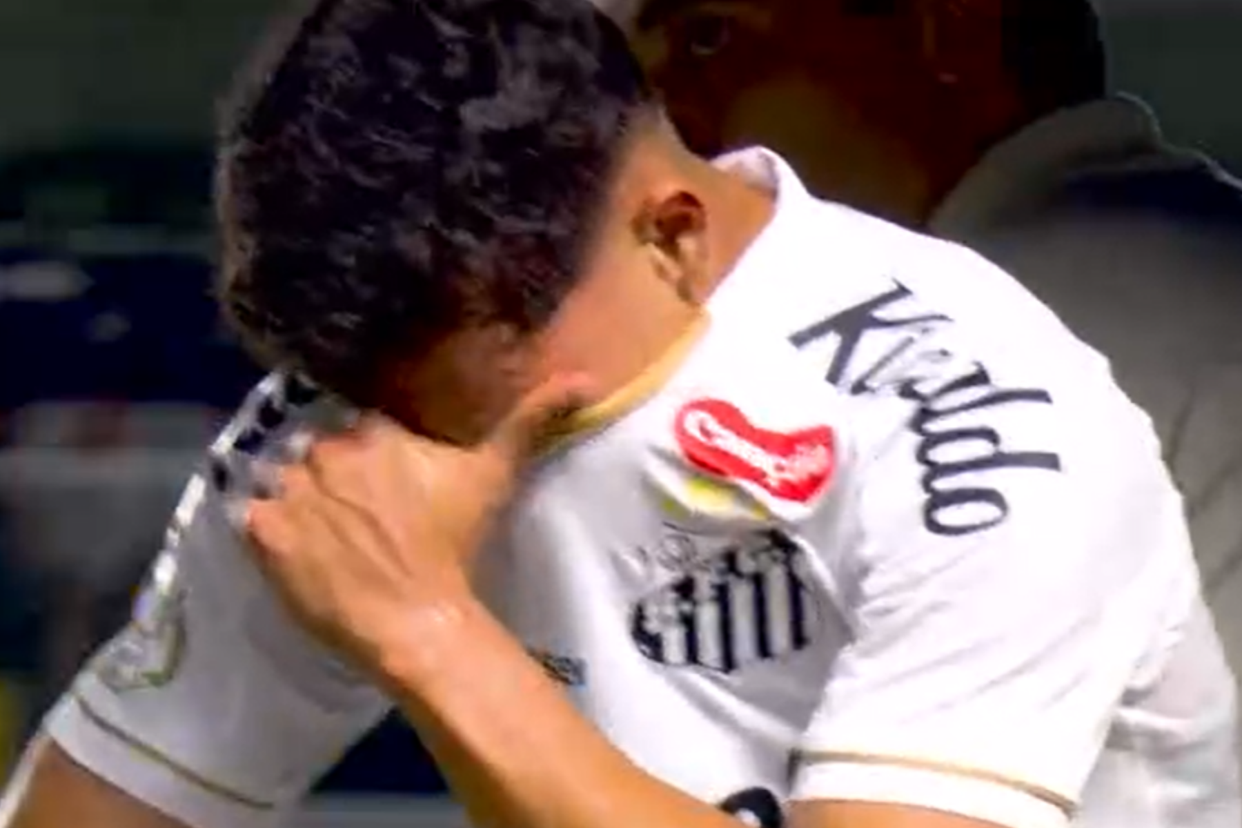 Titular do Santos sente problema físico e deixa jogo contra o Coritiba