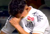 Titular do Santos sente problema físico e deixa jogo contra o Coritiba
