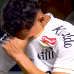 Titular do Santos sente problema físico e deixa jogo contra o Coritiba