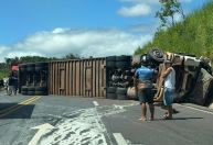 Motorista morre em capotamento de carreta com 61 bois na BR-365, no Norte de Minas