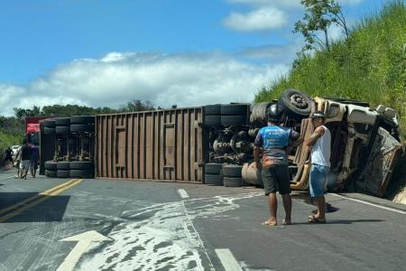 Motorista morre em capotamento de carreta com 61 bois na BR-365, no Norte de Minas