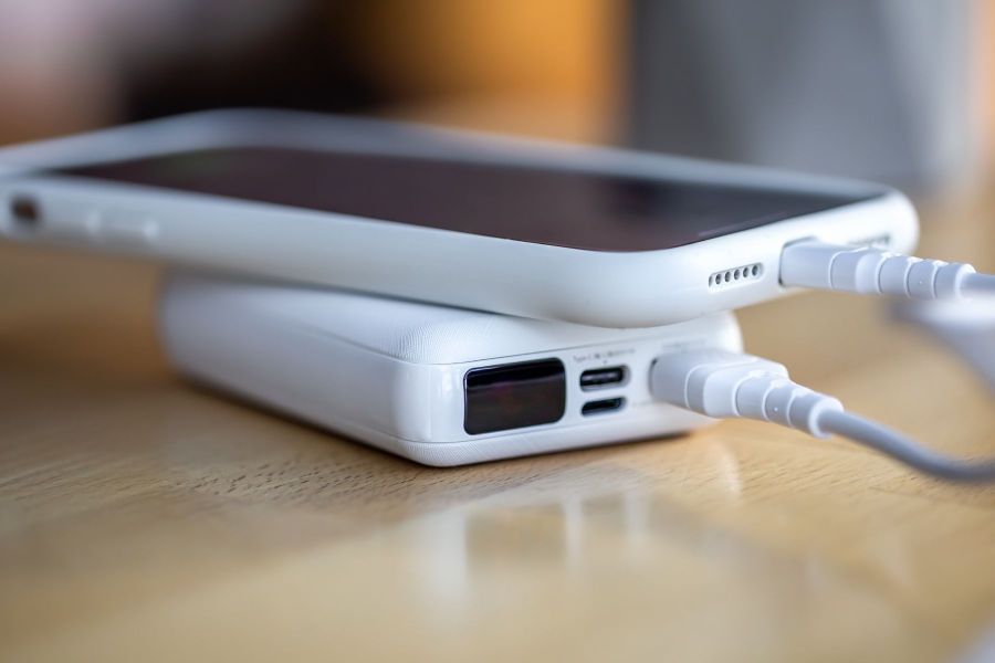 Entenda por que companhia aérea restringiu power banks em voos