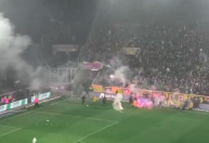 Confusão entre torcidas paralisa jogo de tradicional clube alemão