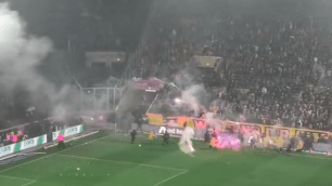 Confusão entre torcidas paralisa jogo de tradicional clube alemão