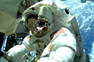Vazamento de ar leva NASA a preparar evacuação de astronautas da Estação Espacial