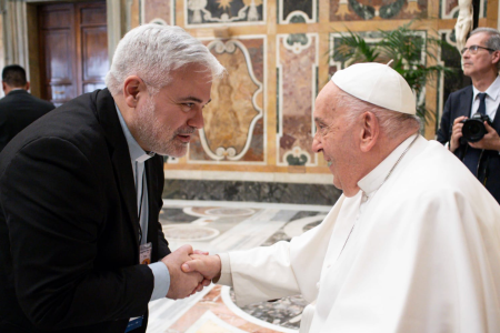 O padre argentino Pablo Savoia, de 45 anos, com o papa Francisco • Arquivo Pessoal