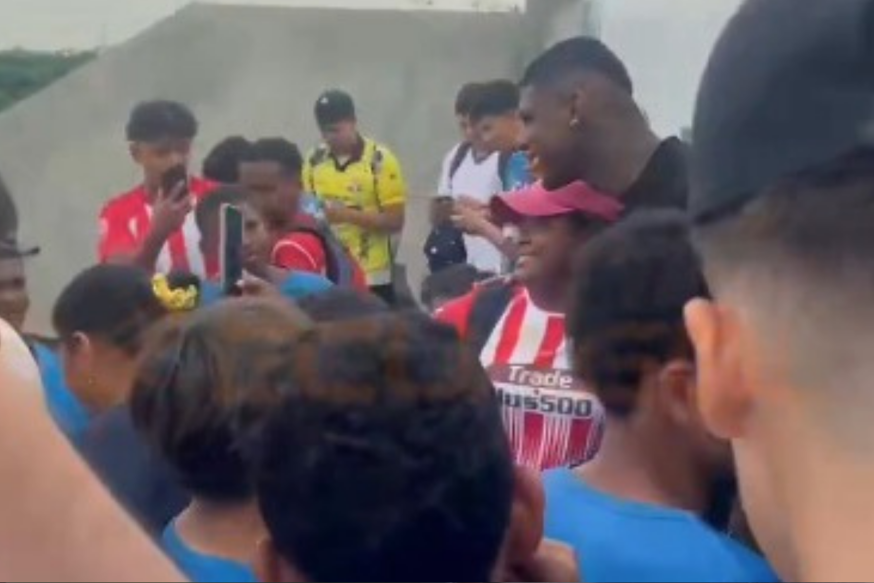 Após 'sumiço' no São Paulo, Arboleda vai a jogo no Equador e é tietado