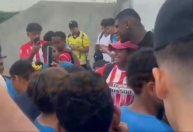 Após 'sumiço' no São Paulo, Arboleda vai a jogo no Equador e é tietado