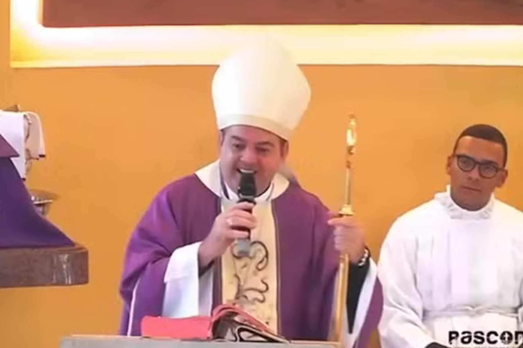 Bispo canta Ivete Sangalo e descontrai missa no RJ: ‘Vai rolar a festa’; vídeo