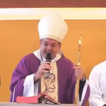 Bispo canta Ivete Sangalo e descontrai missa no RJ: ‘Vai rolar a festa’; vídeo