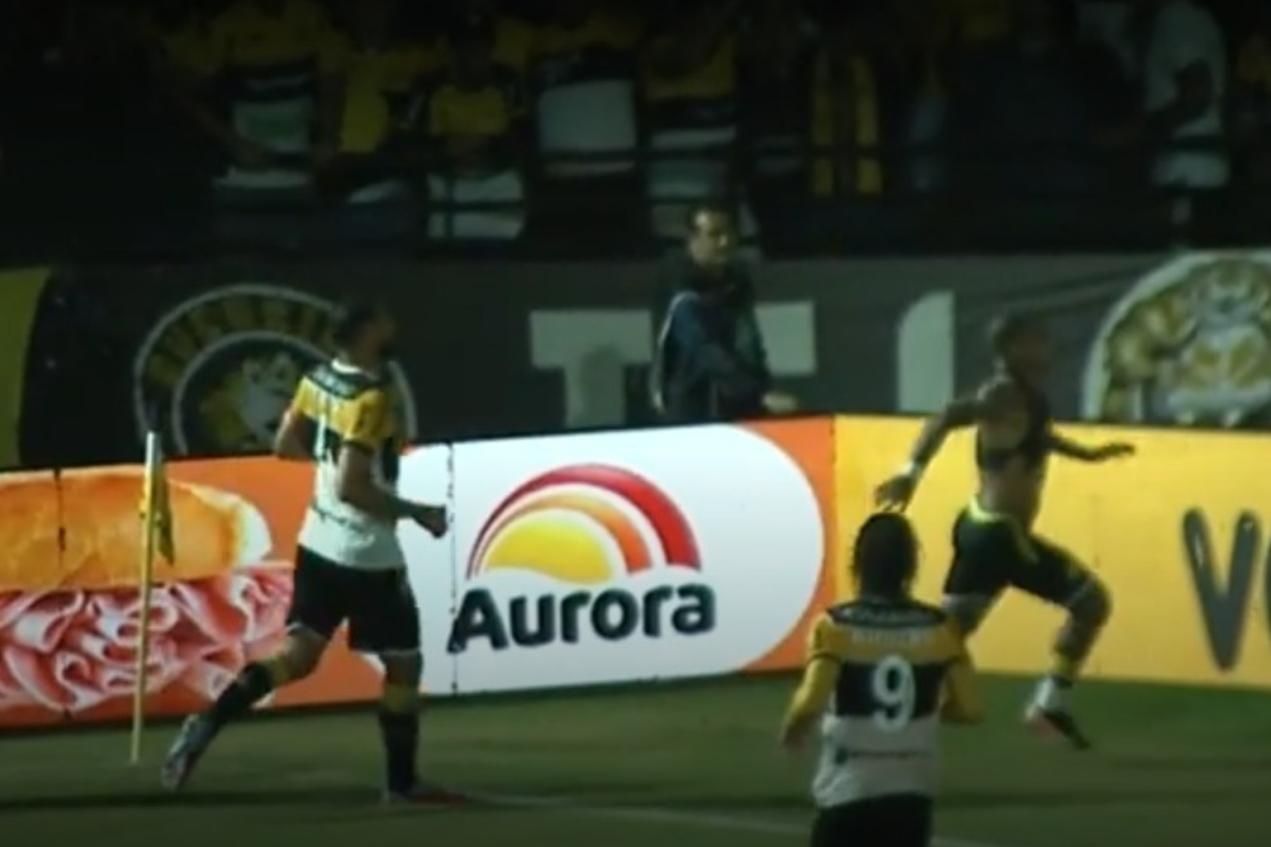 Com um a menos, Criciúma bate Botafogo-SP nos acréscimos com gol de ex-Atlético