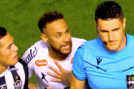 Neymar conversa com árbitro durante partida entre Santos e Atlético na Vila Belmiro