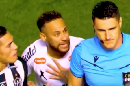 Neymar conversa com árbitro durante partida entre Santos e Atlético na Vila Belmiro