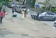 Vídeo: motorista de Porsche atinge motociclista de app no Centro-Sul de BH