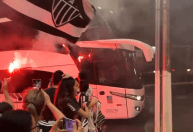 Atlético chega a Chapecó, e torcida faz festa na porta de hotel; veja vídeo