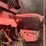 Atlético chega a Chapecó, e torcida faz festa na porta de hotel; veja vídeo