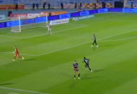 Virou 'moda'? Zagueiro faz gesto obsceno e é expulso no Campeonato Saudita