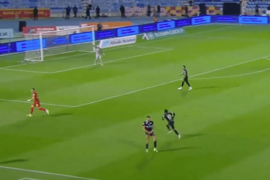 Virou 'moda'? Zagueiro faz gesto obsceno e é expulso no Campeonato Saudita