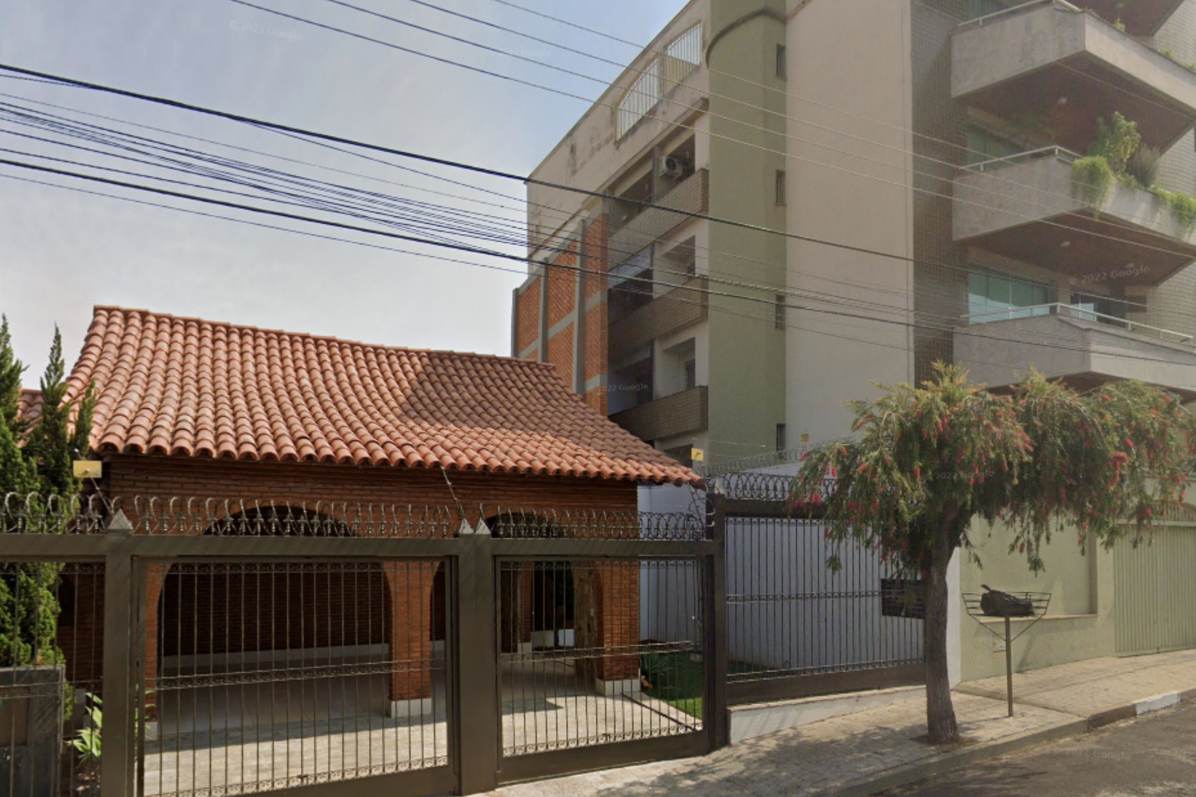 Muro entre casa e prédio em MG viraliza; saiba a história por trás da construção