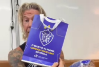 Astros do Guns N' Roses são presenteados com camisas oficiais por clube da Série D