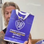 Astros do Guns N' Roses são presenteados com camisas oficiais por clube da Série D