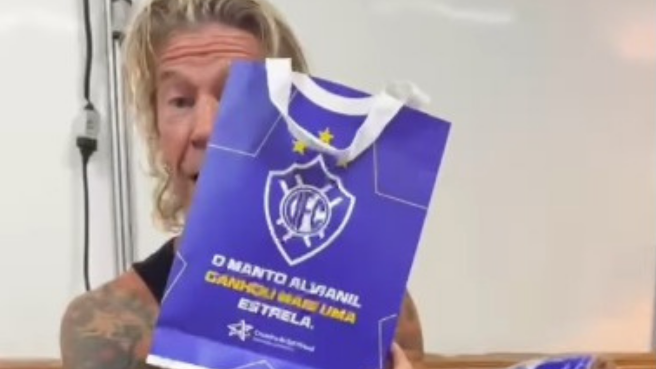 Astros do Guns N' Roses são presenteados com camisas oficiais por clube da Série D