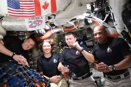 Astronautas da Missão Artemis II recebem ligação do presidente dos Estados Unidos, Donald Trump