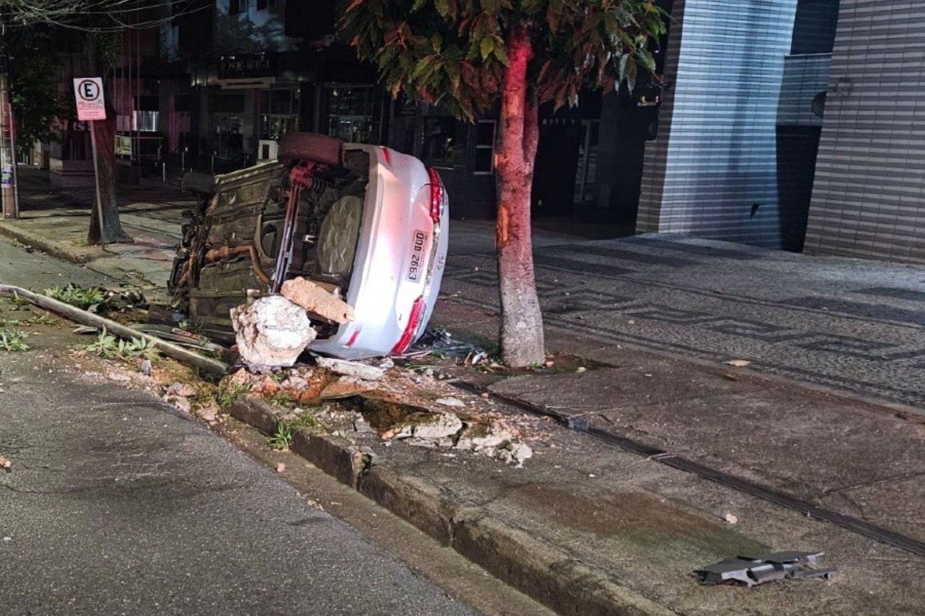 Carro capota na Av. Álvares Cabral, em BH, e motorista não é encontrado