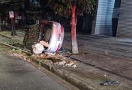 Carro capota na Av. Álvares Cabral, em BH, e motorista não é encontrado