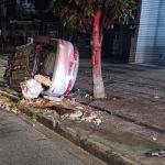 Carro capota na Av. Álvares Cabral, em BH, e motorista não é encontrado