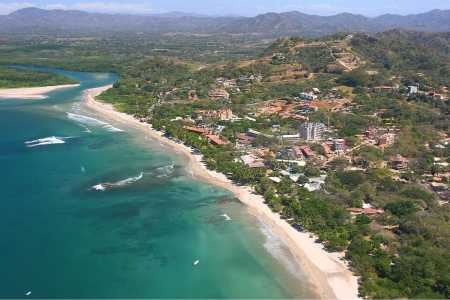 Costa Rica Playa Tamarindo e Rivermouth • Tamarindowiki , CC BY-SA 3.0 , via Wikimedia Commons