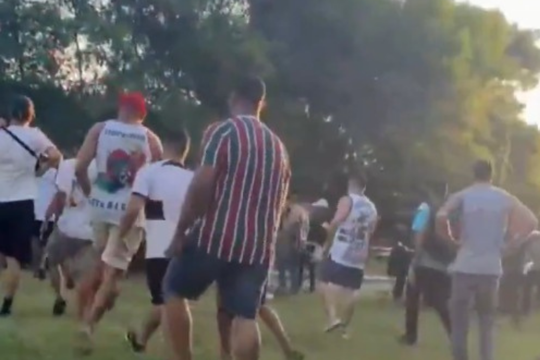 Torcedores do Fluminense protestam no CT após derrota na Libertadores