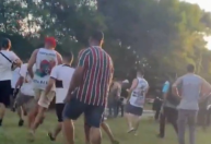 Torcedores do Fluminense protestam no CT após derrota na Libertadores