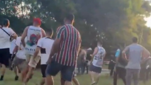 Torcedores do Fluminense protestam no CT após derrota na Libertadores