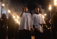 Fiéis lotam ruas e santuários em celebrações da Sexta-feira Santa em MG