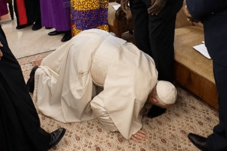 Papa Francisco beija pés de líderes do Sudão do Sul • Vatican Media