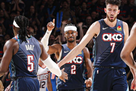 Jogadores do OKC Thunder comemoram ponto em vitória contra o Phoenix Suns