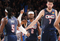 Thunder abre vantagem sobre Suns, mas lesão de astro preocupa