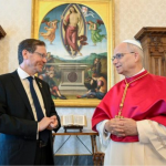 Papa Leão XIV pede a Israel que abra diálogo para pôr fim à guerra no Oriente Médio