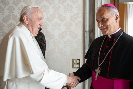 Papa Francisco e o cardeal Robert Prevost, que se tornou o Papa Leão XIV • Vatican Media