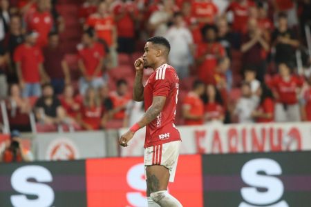 Alerrandro comemora gol pelo Inter contra o São Paulo