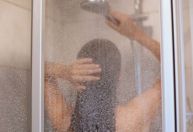 Tomar banho quente pode fazer mal para a pele? Entenda os riscos do hábito